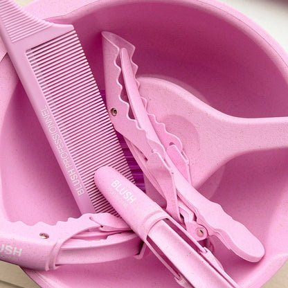 Bol, pinceau, peigne et pinces de séparation roses du kit d’application professionnel BLUSH.